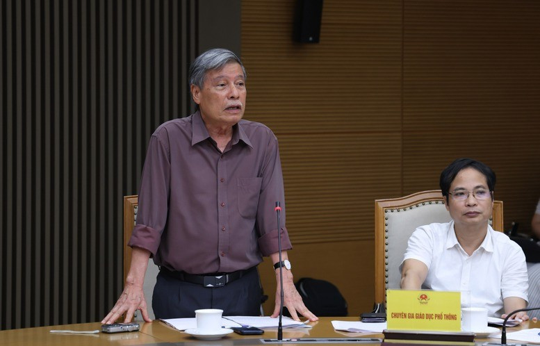 PGS.TS. Đặng Quốc Thống, Chủ tịch Hội đồng Quản trị Trường THCS & THPT Đoàn Thị Điểm phát biểu tại cuộc họp - Ảnh: VGP/Đức Tuân ndt0558-17512824631901204331161.jpg