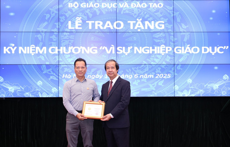 Bộ trưởng Nguyễn Kim Sơn trao Kỷ niệm chương "Vì sự nghiệp giáo dục" cho ông Nguyễn Thanh Hải - Báo Giáo dục và Thời đại. img-4734.jpg