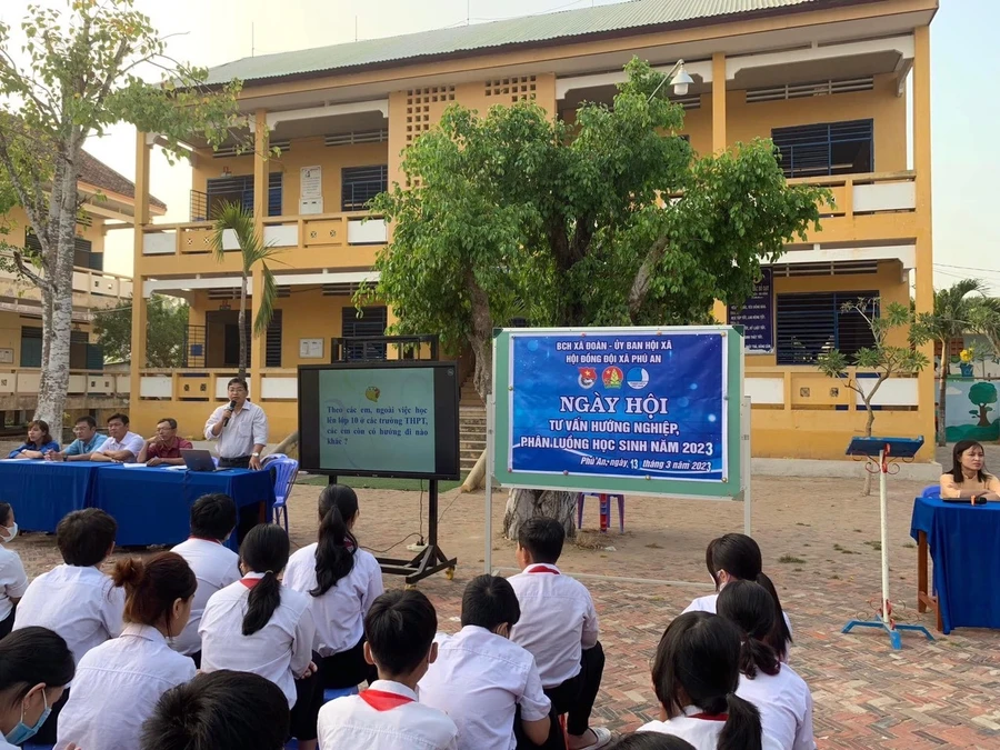 Trung tâm GDNN-GDTX Phú Tân (An Giang) phối hợp tư vấn Hướng nghiệp và phân luồng học sinh lớp 9.