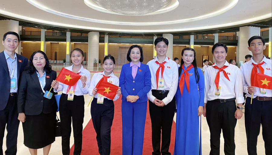 Phan Bảo Ngọc (thứ 4 từ trái qua phải) chụp ảnh lưu niệm cùng Phó Chủ tịch Quốc hội Nguyễn Thị Thanh; Chủ tịch Hội Đồng đội Trung ương Nguyễn Phạm Duy Trang; luật sư Trần Thị Ngọc Nữ - Hội Bảo vệ quyền trẻ em TP.Hồ Chí Minh và các đại biểu Phiên họp giả định Quốc hội trẻ em chụp tại Tòa nhà Quốc hội. image003.png