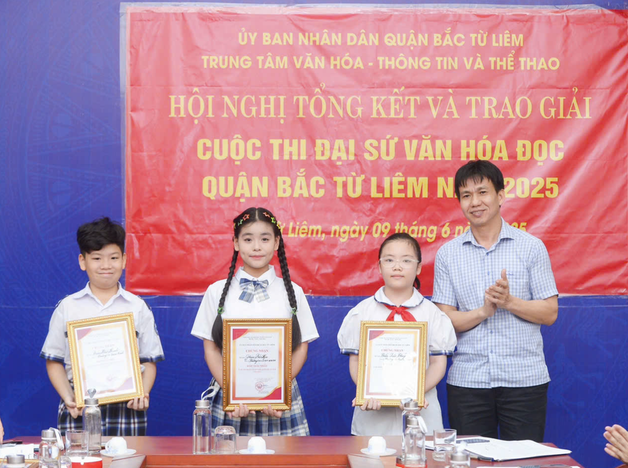 Phan Bảo Ngọc cùng các bạn đoạt giải Cuộc thi Đại sứ Văn hóa đọc năm 2025. image007.png