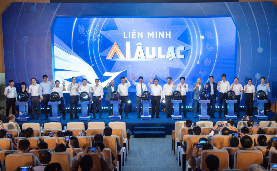 Hơn 20 thành viên đầu tiên của Liên minh AI Âu Lạc tại lễ ra mắt.