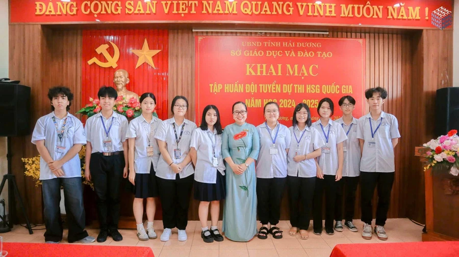 Cô trò đội tuyển Tiếng Anh Trường THPT chuyên Nguyễn Trãi (Hải Dương) xuất sắc giành 10 giải trong kỳ thi chọn học sinh giỏi quốc gia THPT năm học 2024 - 2025 với 2 giải Nhì, 5 giải Ba, 3 giải Khuyến khích.