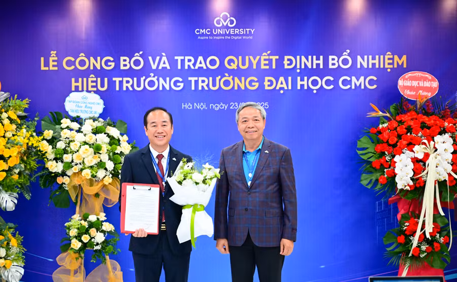 Ông Nguyễn Trung Chính - Chủ tịch Tập đoàn CMC trao quyết định bổ nhiệm cho PGS.TS Nguyễn Thanh Tùng.