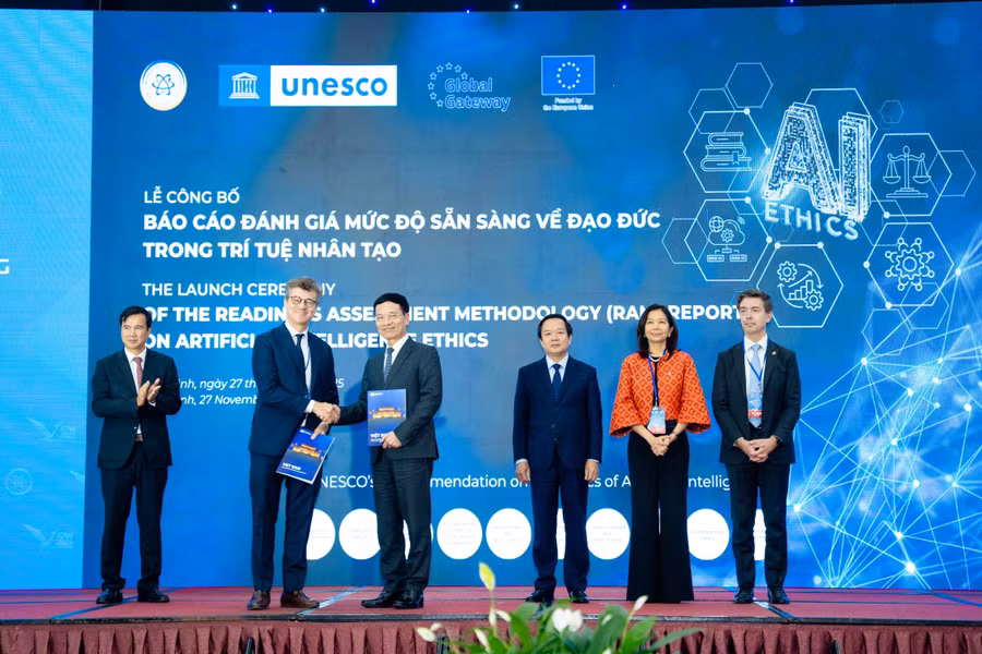 Đại diện UNESCO bàn giao Báo cáo RAM cho Bộ Khoa học và Công nghệ.