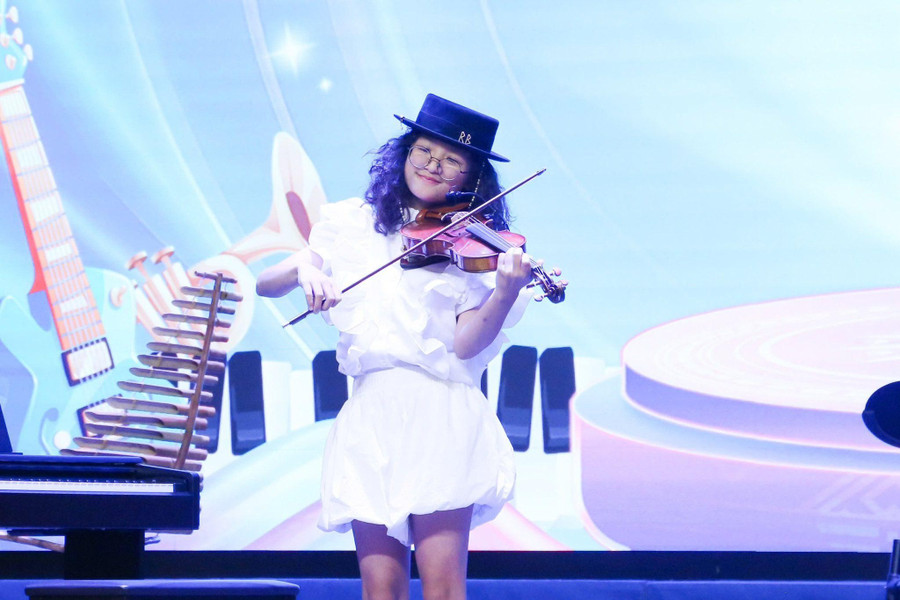 Phần biểu diễn “Một vòng Việt Nam” – violin, do học sinh Đỗ Nguyễn An Nhiên (lớp 6AB3, Wellspring) trình bày.