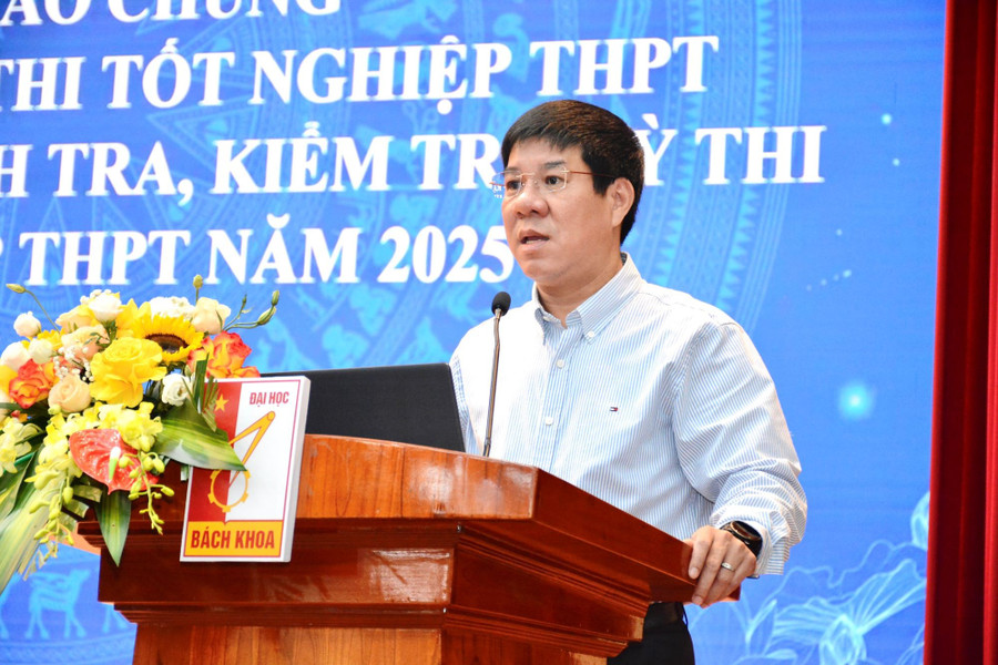 Ông Huỳnh Văn Chương, Cục trưởng Cục Quản lý chất lượng (Bộ GD&ĐT) chia sẻ tại Hội nghị tập huấn. dsc5317.jpg