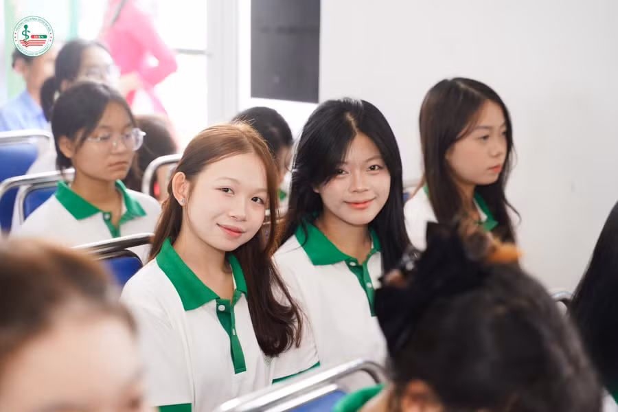 Sinh viên Trường Cao đẳng Dược Hà Nội.