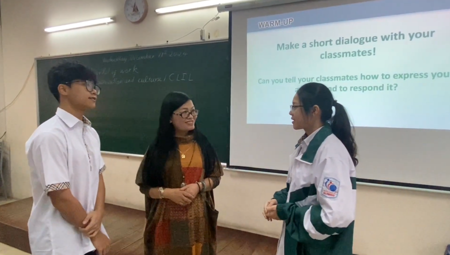 Cô Đinh Thị Bích Liên, giáo viên tiếng Anh Trường THCS & THPT M.V. Lômônôxốp và học trò trong giờ học.
