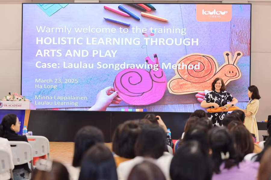 Bà Minna Lappalainen chia sẻ về ứng dụng âm nhạc và nghệ thuật trong giáo dục mầm non và phương pháp “Vẽ bài hát - Songdrawing”.