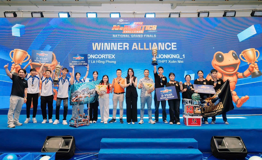 Trao giải cho 2 đội giành Quán quân FPTU AI & Robotics Challenge 2025.