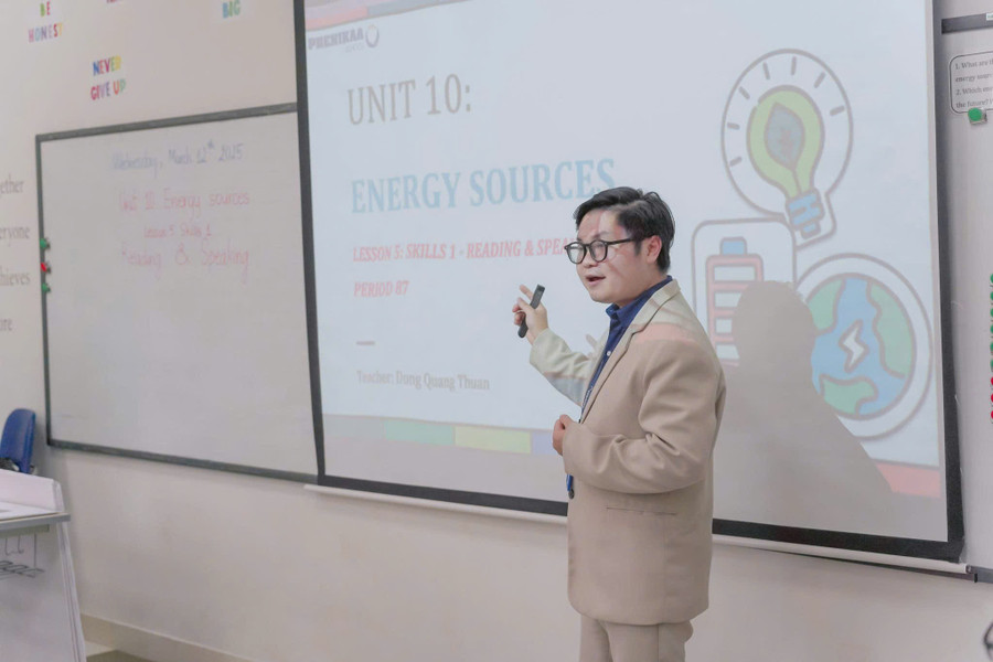 Thầy Đồng Quang Thuận, giáo viên Trường THCS-THPT Phenikaa. tieng-anh.jpg
