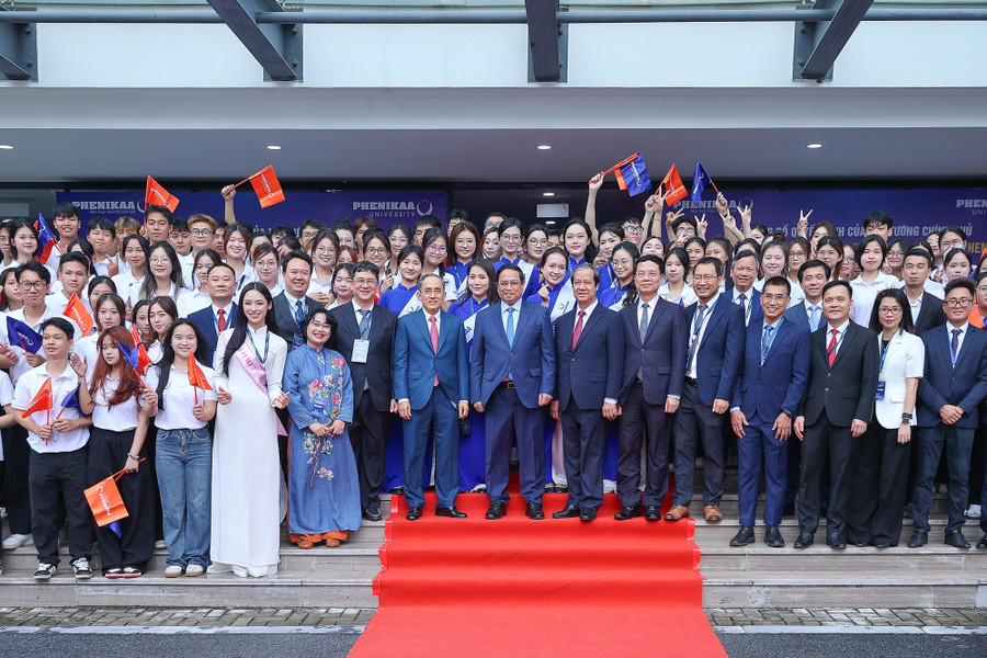 Thủ tướng Phạm Minh Chính, Bộ trưởng Bộ GD&ĐT Nguyễn Kim Sơn, cùng các đại biểu, lãnh đạo và sinh viên Đại học Phenikaa - Ảnh: VGP/Nhật Bắc img7641-1753180415648979632633.jpg