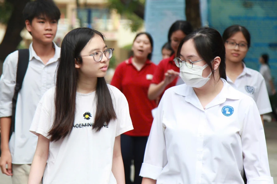 Thí sinh sau giờ thi môn Toán tại điểm thi Trường THCS Đống Đa (Hà Nội). Ảnh: Vân Anh.
