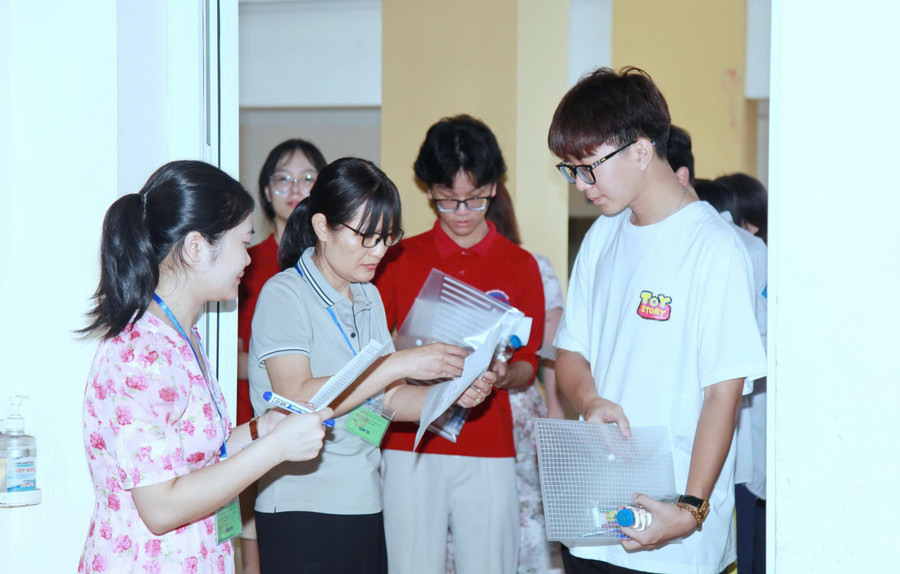 Thí sinh thi vào lớp 10 Hà Nội năm 2025. Ảnh: Vân Anh.