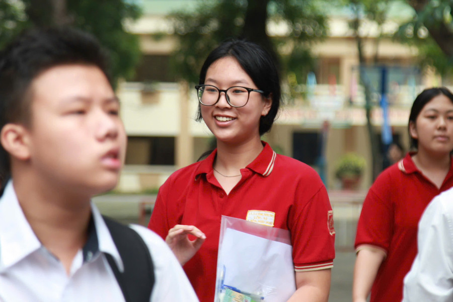 Thí sinh sau giờ thi môn Toán tại điểm thi Trường THCS Đống Đa (Hà Nội). Ảnh: Vân Anh.