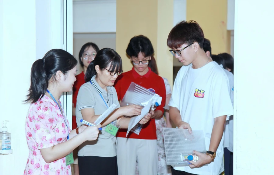 Thí sinh thi vào lớp 10 Hà Nội năm 2025. Ảnh: Vân Anh.