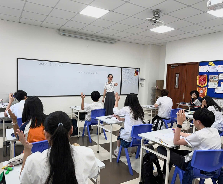 Cô Nguyễn Thị Oanh và học trò trong giờ Toán. co-oanh.jpg