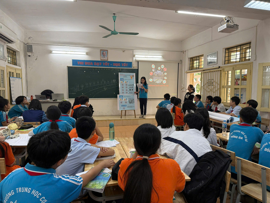 Học sinh Trường THCS Đống Đa hoạt động nhóm trong tiết học môn Khoa học tự nhiên. tu-hoc-1.jpg