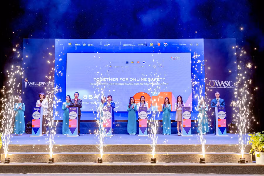 Các đại biểu thực hiện nghi thức ký cam kết cùng nhau an toàn trực tuyến.