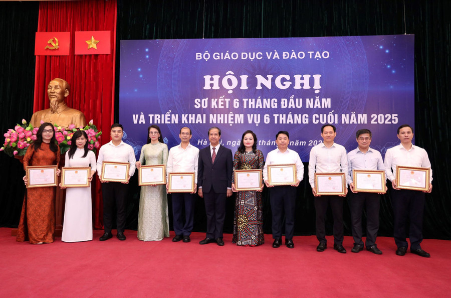 ឡងវៀន គីមសុន ទទួលបានវិញ្ញាបនបត្របត្រកុដិ ដល់បុគ្គលដែលសម្រេចការងារជា Emulation Fighter នៅថ្នាក់ក្រសួង។ img-3010.jpg