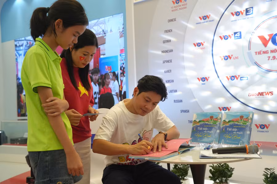 Nhạc sĩ Nguyễn Văn Chung ký tặng sách cho độc giả.