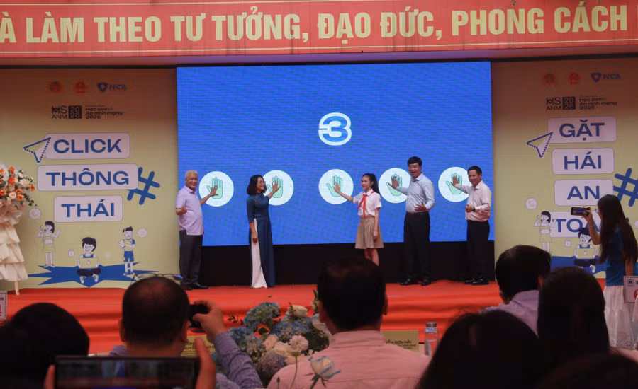 Các đại biểu ấn nút phát động Cuộc thi Học sinh với an ninh mạng năm 2026.