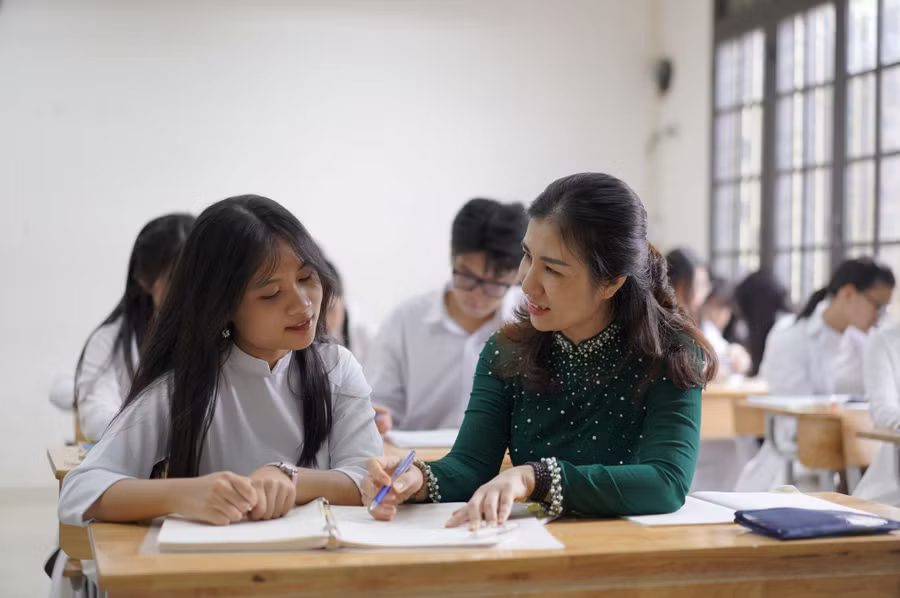 Cô trò Trường THPT Phan Đình Phùng (Hà Nội). Ảnh: Xuân Phú.