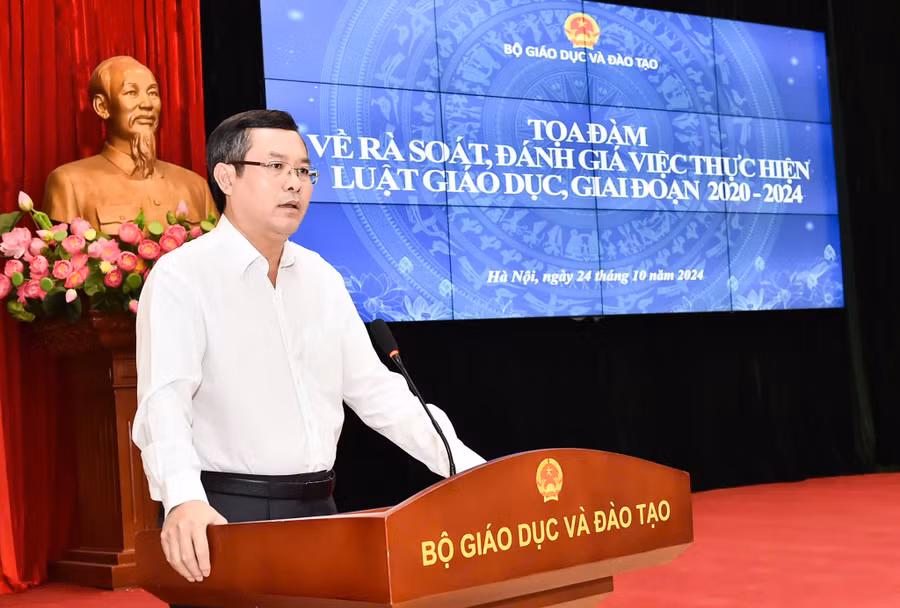 Thứ trưởng Bộ GD&ĐT Nguyễn Văn Phúc phát biểu tại tọa đàm.