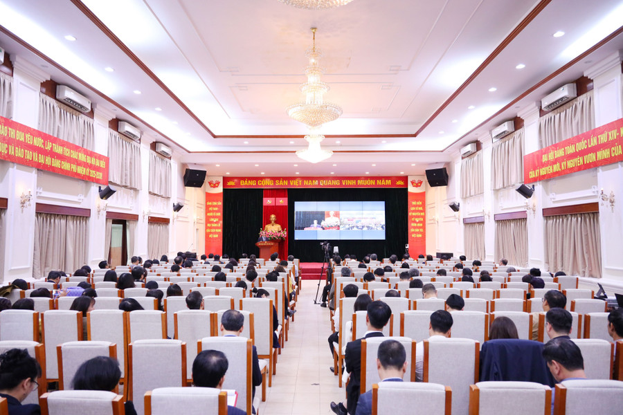 Đại biểu dự hội nghị tại điểm cầu Bộ GD&ĐT. img-0796.jpg