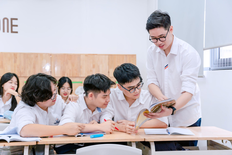 Thầy trò Phenikaa School.