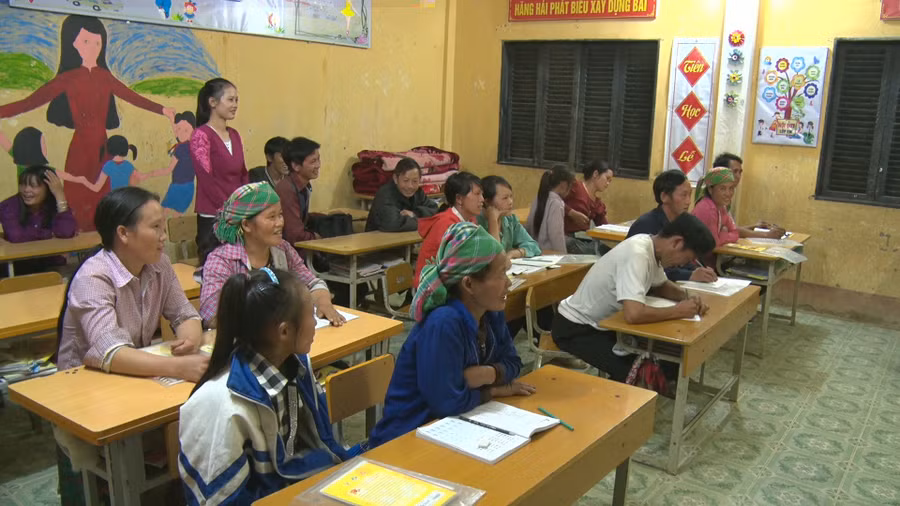 Lớp học xóa mù chữ tại Cao Bằng. Ảnh: Trịnh Hổ.
