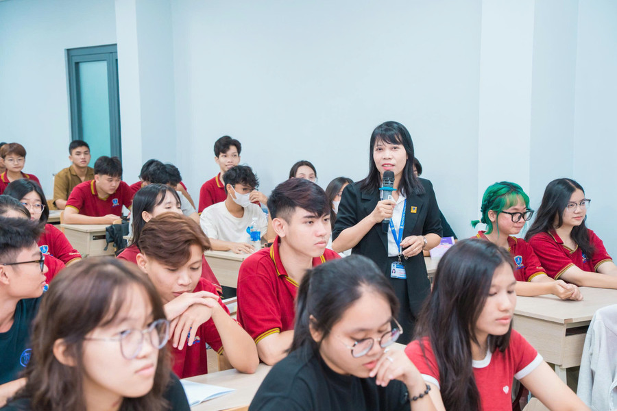 TS. Cù Ngọc Phương - Trưởng khoa Lý luận Chính trị, Trường Đại học Nguyễn Tất Thành trong giờ dạy.