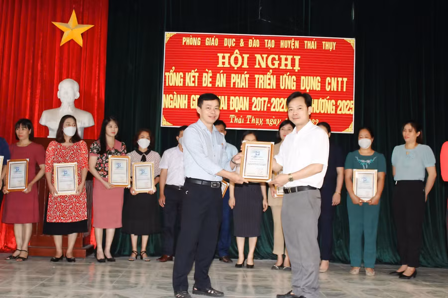 Đồng chí Đỗ Trường Sơn - Trưởng phòng GD&ĐT - tặng giấy chứng nhận cho tập thể có thành tích tiêu biểu trong thực hiện Đề án phát triển ứng dụng CNTT ngành GD&ĐT giai đoạn 2017-2020, định hướng đến năm 2025.