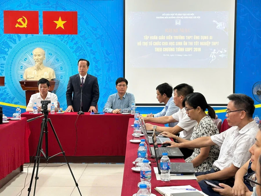 Ông Trần Thế Cương, Giám đốc Sở GD&ĐT Hà Nội phát biểu chỉ đạo tập huấn.