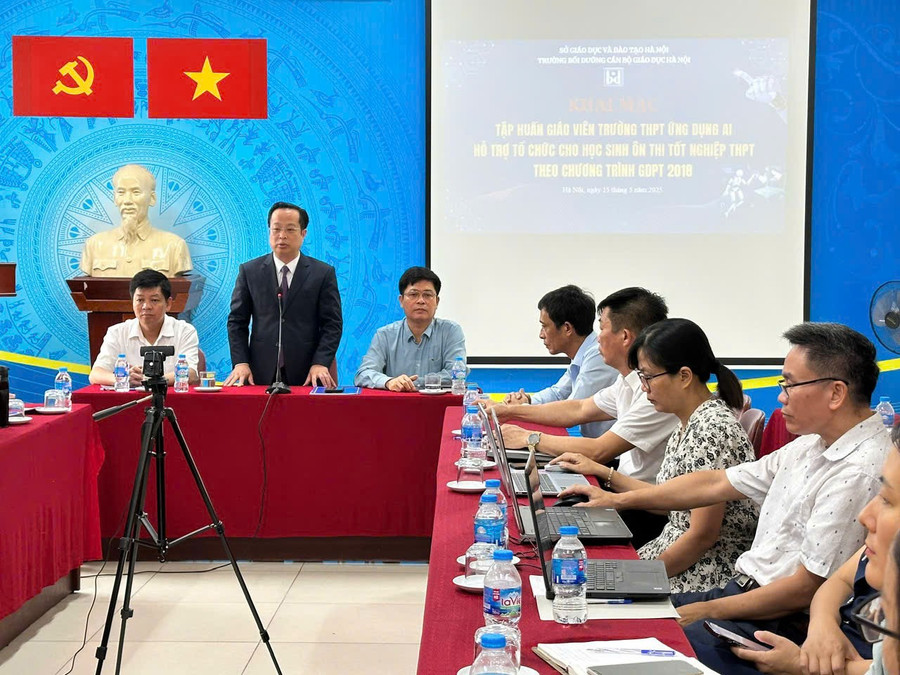 Ông Trần Thế Cương, Giám đốc Sở GD&ĐT Hà Nội phát biểu chỉ đạo tập huấn.