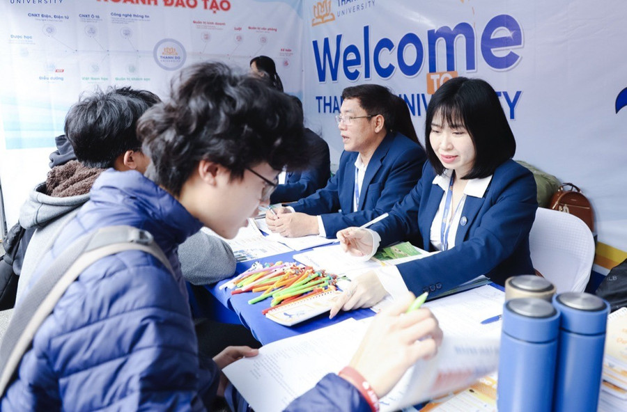 Thí sinh tìm hiểu thông tin trước mùa tuyển sinh.