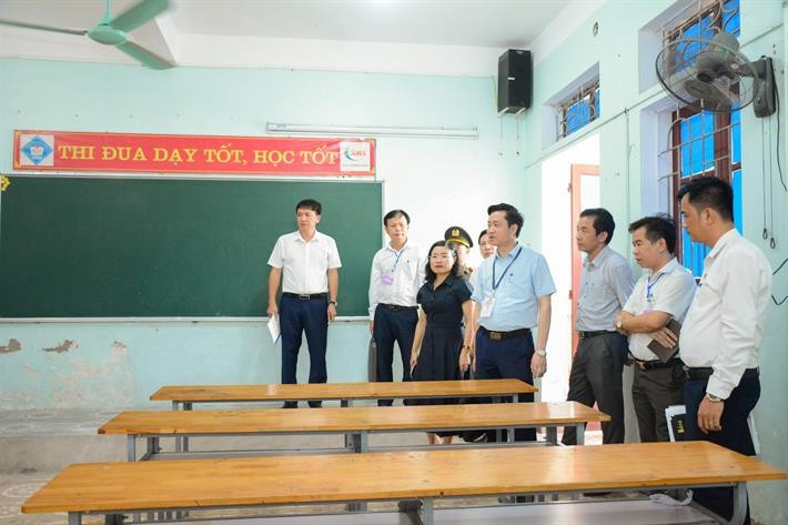 Đoàn kiểm tra số 1 của Lãnh đạo Bộ GD&ĐT và Ban chỉ đạo cấp quốc gia Kỳ thi tốt nghiệp THPT năm 2024 kiểm tra công tác chuẩn bị thi tại điểm thi Trường THPT Mai Thúc Loan (Lộc Hà, Hà Tĩnh). 