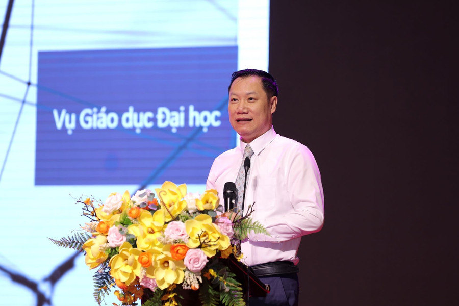 Vụ trưởng Vụ Giáo dục đại học Nguyễn Tiến Thảo báo cáo tại hội nghị. img-9434.jpg