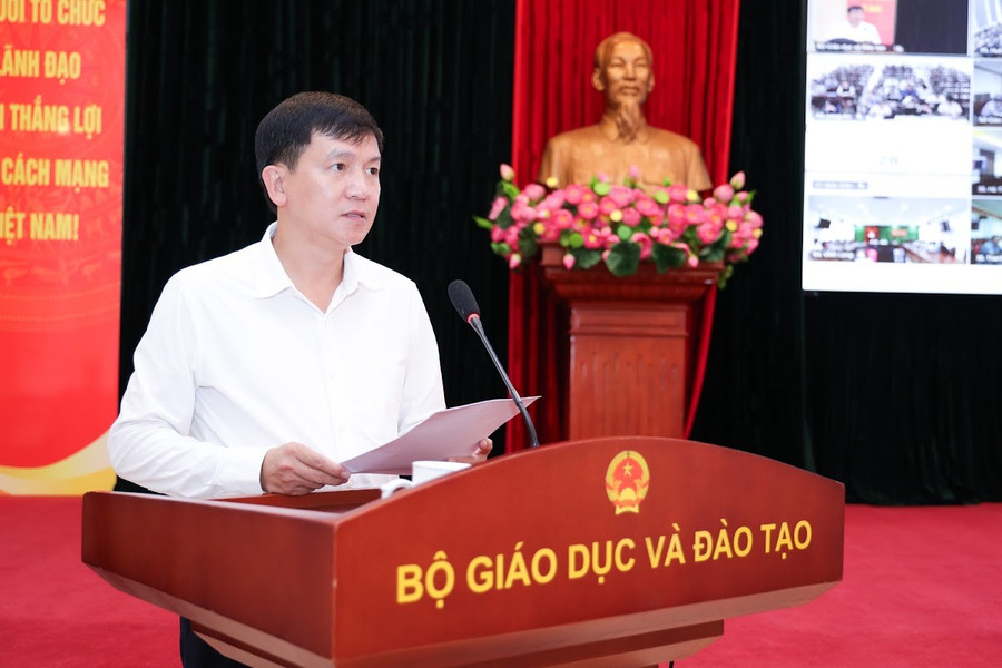 Ông Phạm Quốc Khánh - Phó Cục trưởng Cục Quản lý chất lượng báo cáo tại hội nghị. img-0209.jpg
