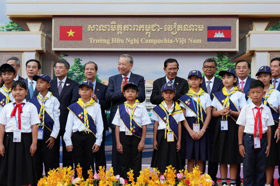 Tổng Bí thư Tô Lâm và các đại biểu chụp ảnh lưu niệm cùng học sinh tại Lễ khởi công xây dựng Trường Hữu nghị Campuchia-Việt Nam.