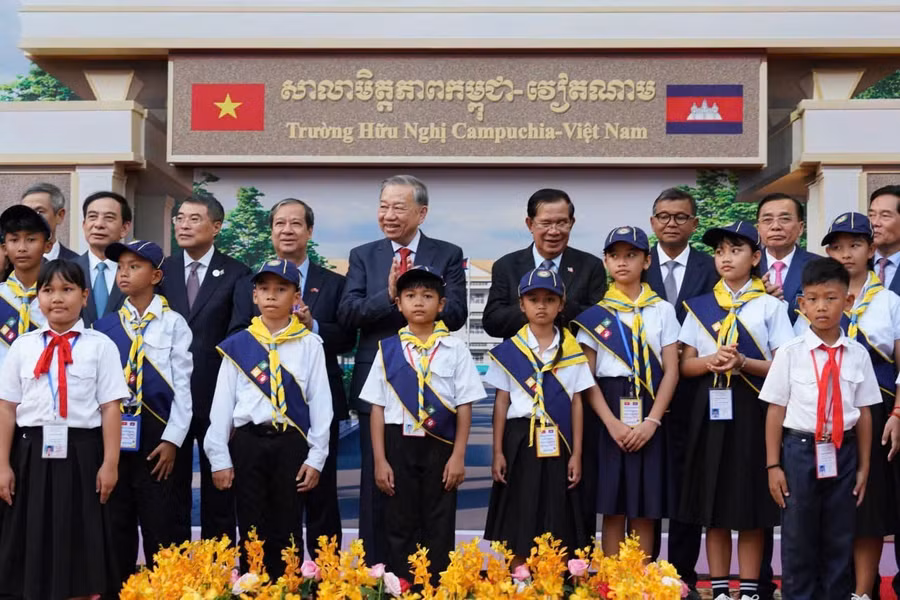 Tổng Bí thư Tô Lâm và các đại biểu chụp ảnh lưu niệm cùng học sinh tại Lễ khởi công xây dựng Trường Hữu nghị Campuchia-Việt Nam.