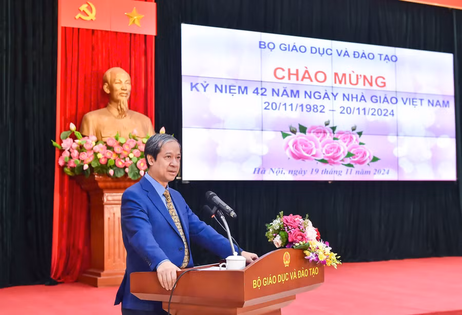 Bộ trưởng Nguyễn Kim Sơn phát biểu tại Mít tinh kỷ niệm ngày Nhà giáo Việt Nam 20-11 tổ chức tại trụ sở cơ quan Bộ GD&ĐT.