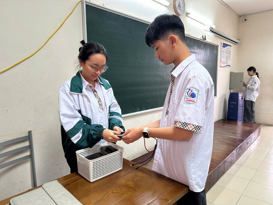 Học sinh Trường THCS-THPT M.V. Lômônôxốp nộp điện thoại trước giờ học.