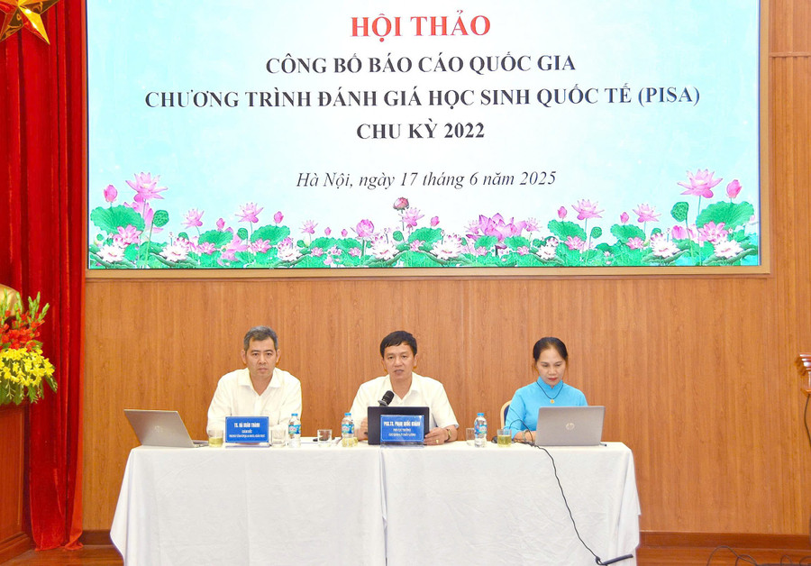 Chủ tọa hội thảo (từ trái sang phải ảnh): Ông Hà Xuân Thành hiện là Giám đốc Trung tâm Khảo thí quốc gia và đánh giá chất lượng giáo dục (Cục Quản lý chất lượng, Bộ GD&ĐT); ông Phạm Quốc Khánh, Phó Cục trưởng Cục Quản lý chất lượng (Bộ GD&ĐT); bà Nguyễn Thị Lan Phương, Viện Khoa học giáo dục Việt Nam. pisa2.jpg