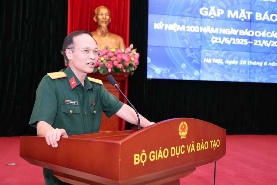 Đại tá Lê Ngọc Long, Phó Tổng biên tập Báo Quân đội nhân dân phát biểu. img-4917.jpg