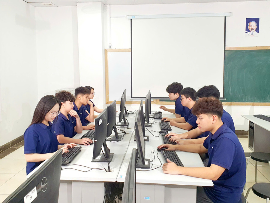 Học sinh Trường THPT Ban Mai (Hà Đông, Hà Nội) trong giờ Tin học.