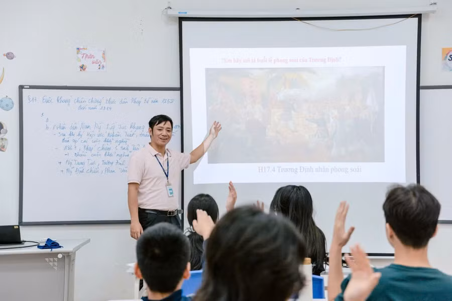 Thầy Phạm Văn Giềng và học sinh trong giờ Lịch sử.