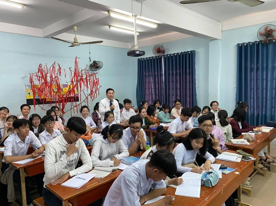 Thầy Vũ Ngọc Hòa và học trò trong giờ học.