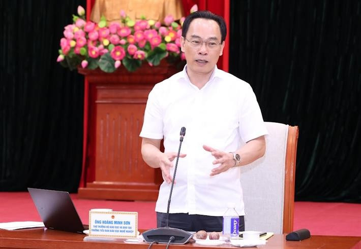 Thứ trưởng Bộ GD&ĐT Hoàng Minh Sơn phát biểu tại phiên họp. img4255.jpg
